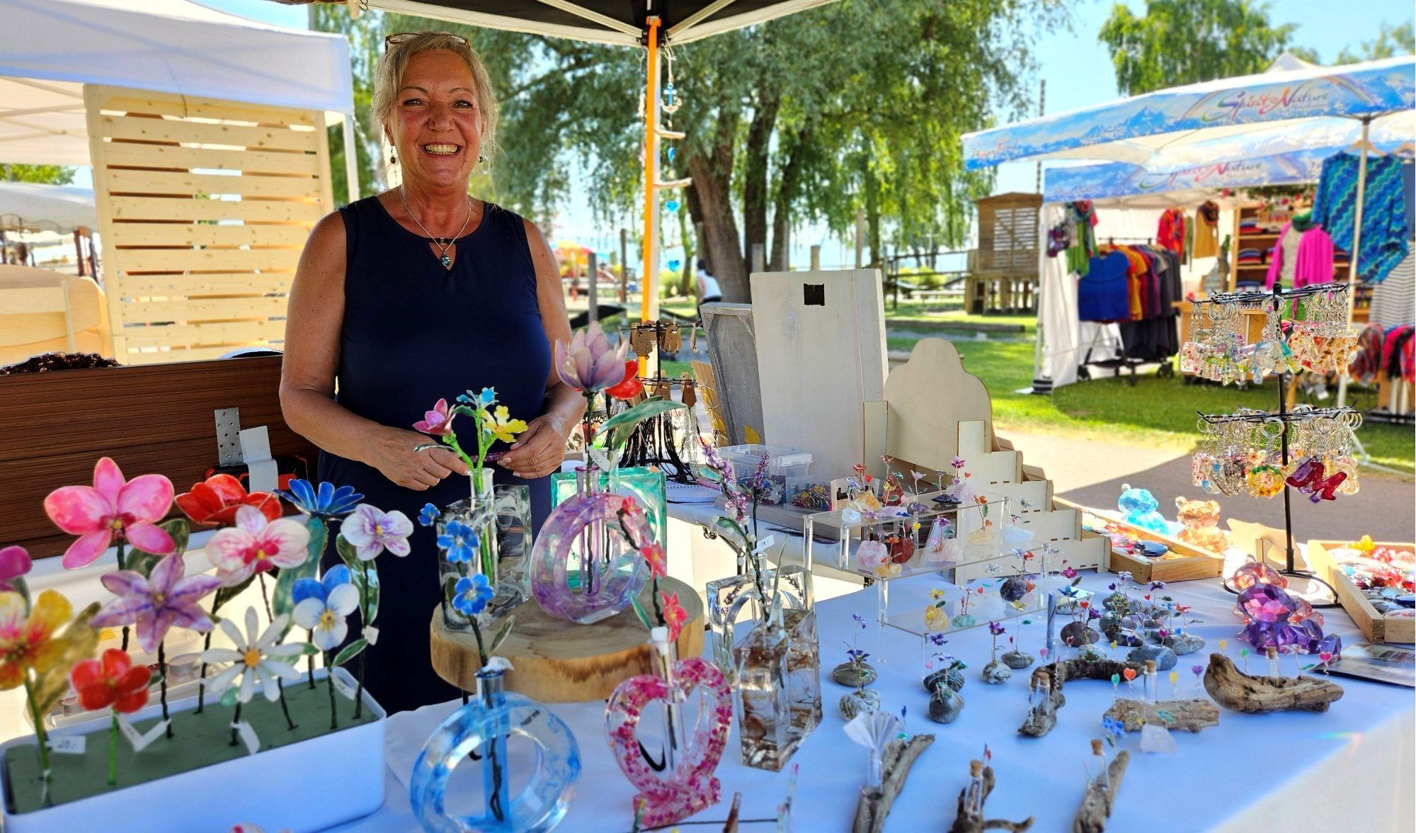 Einladung zum „End of Summer Kunstmarkt“ am Lochauer Kaiserstrand: Kreativität und Einzigartigkeit erwartet die Besucher im prächtigen Ambiente am Bodensee.