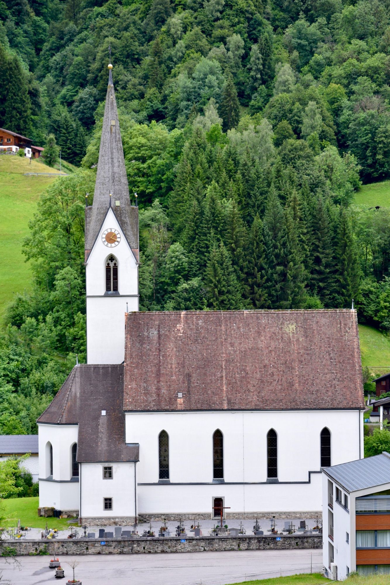 Außenaufnahmen der Pfarrkirche Silbertal (Juni 2026), Orgelpfeifen der Silbertaler Orgel während der Restaurierung in der Silbertaler Kirche (Juni 2026), .