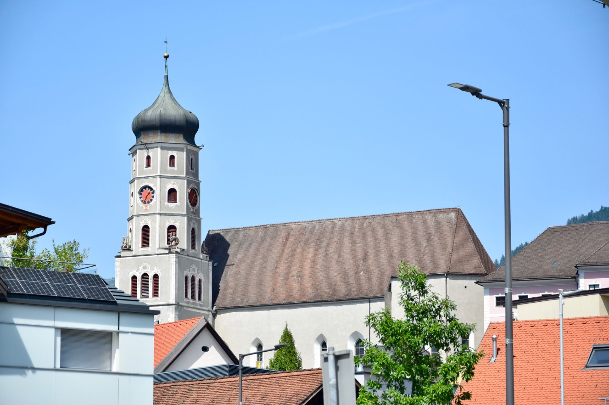 Bilderbuchwetter im Städtle: hier die Laurentiuskirche - sie trägt den Namen des Märtyrers Laurentius von Rom, der im dritten Jahrhundert gelebt hat.