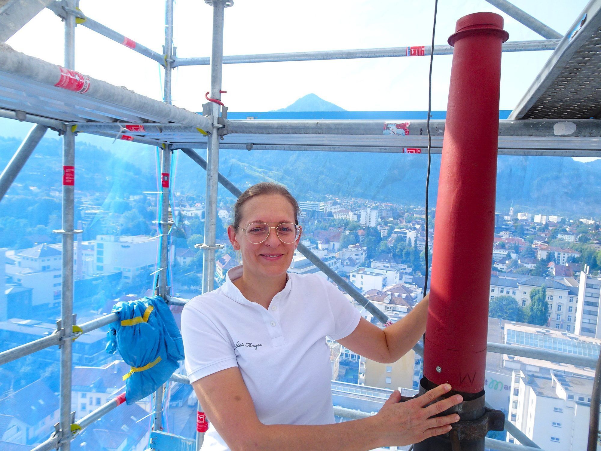 Hoch über Dornbirn arbeitet Nicolé Mayer an der Turmzier.