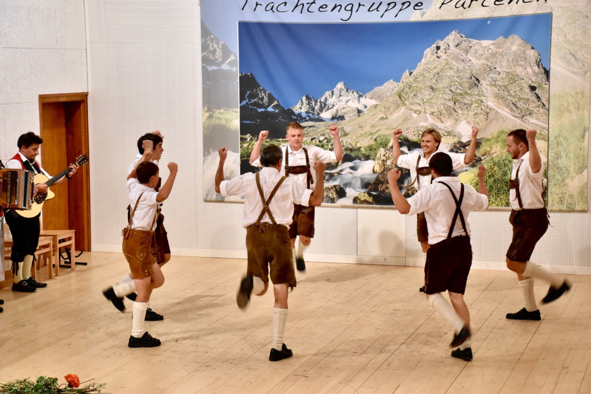 Die Schuhplattler auf der Bühne des Vallülasaales in Partenen.