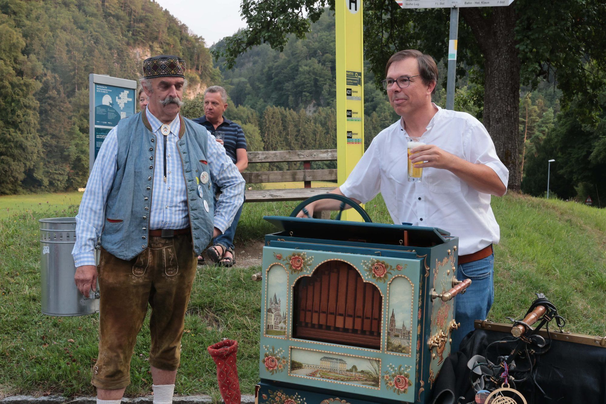Geburtstagskind Rainer Büchel an der Drehorgel.