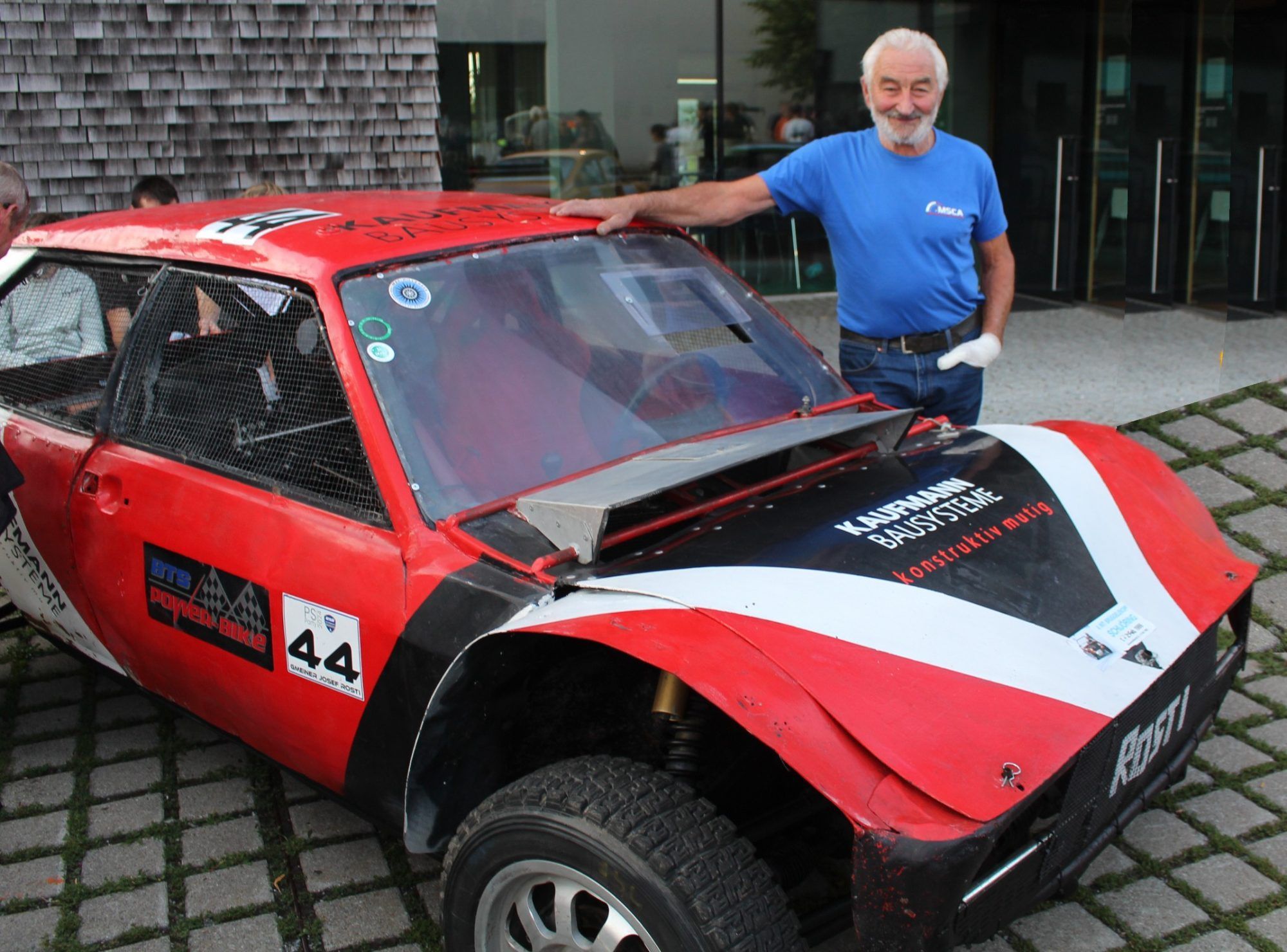 Josef Rosti Gmeiner und sein einzigartiger Rennwagen sind längst Legende. – und der 79-jährige denkt noch lange nicht an die Rennsport-Pension. PETER STRAUSS