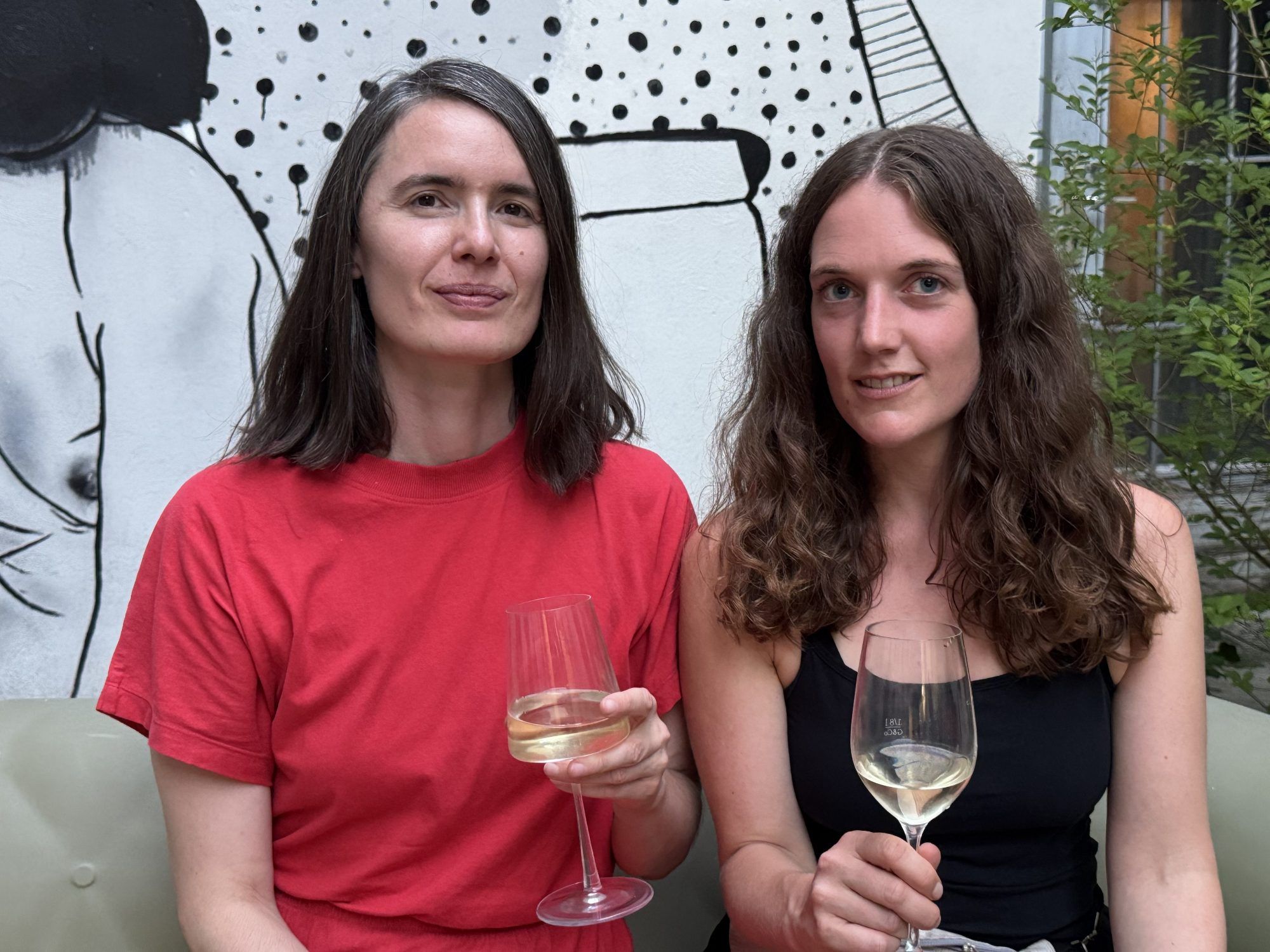 Unter den Gästen: Künstlerinnen Bianca Tschaikner und Monika Düringer.
