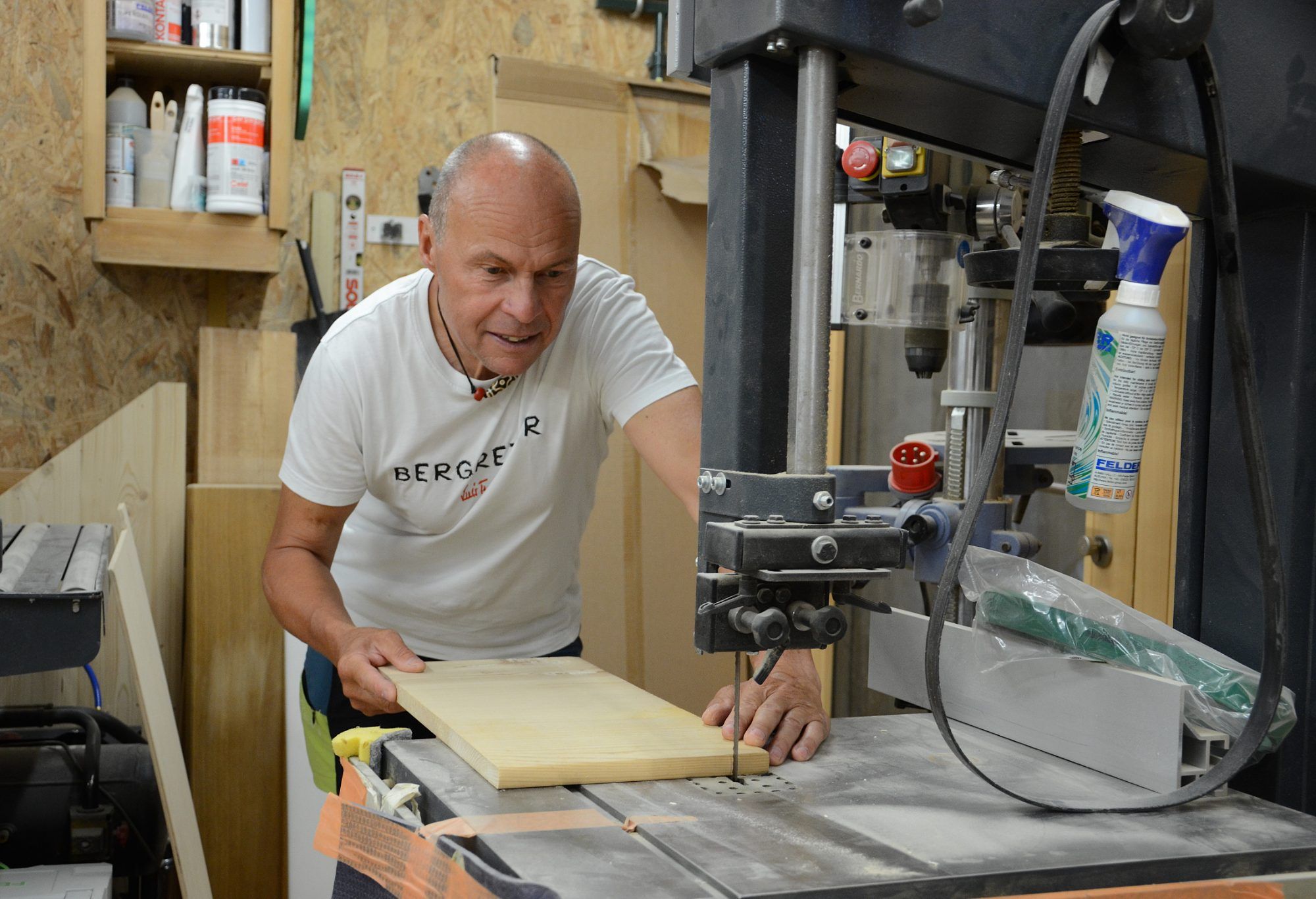 Der passionierte Handwerker hat sich auch eine eigene Werkstatt eingerichtet. HRJ