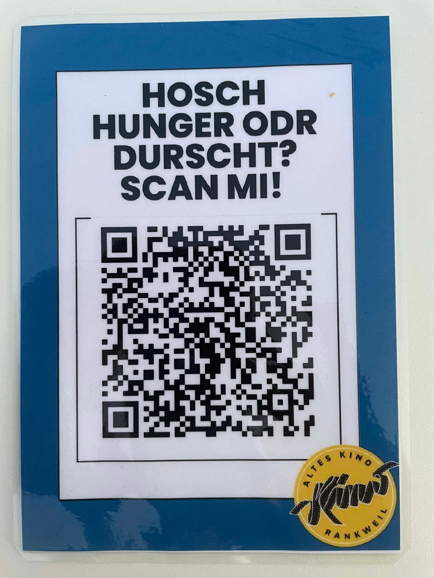 Auf den Stehtischen liegen diese Speise- und Getränkekarten auf.
