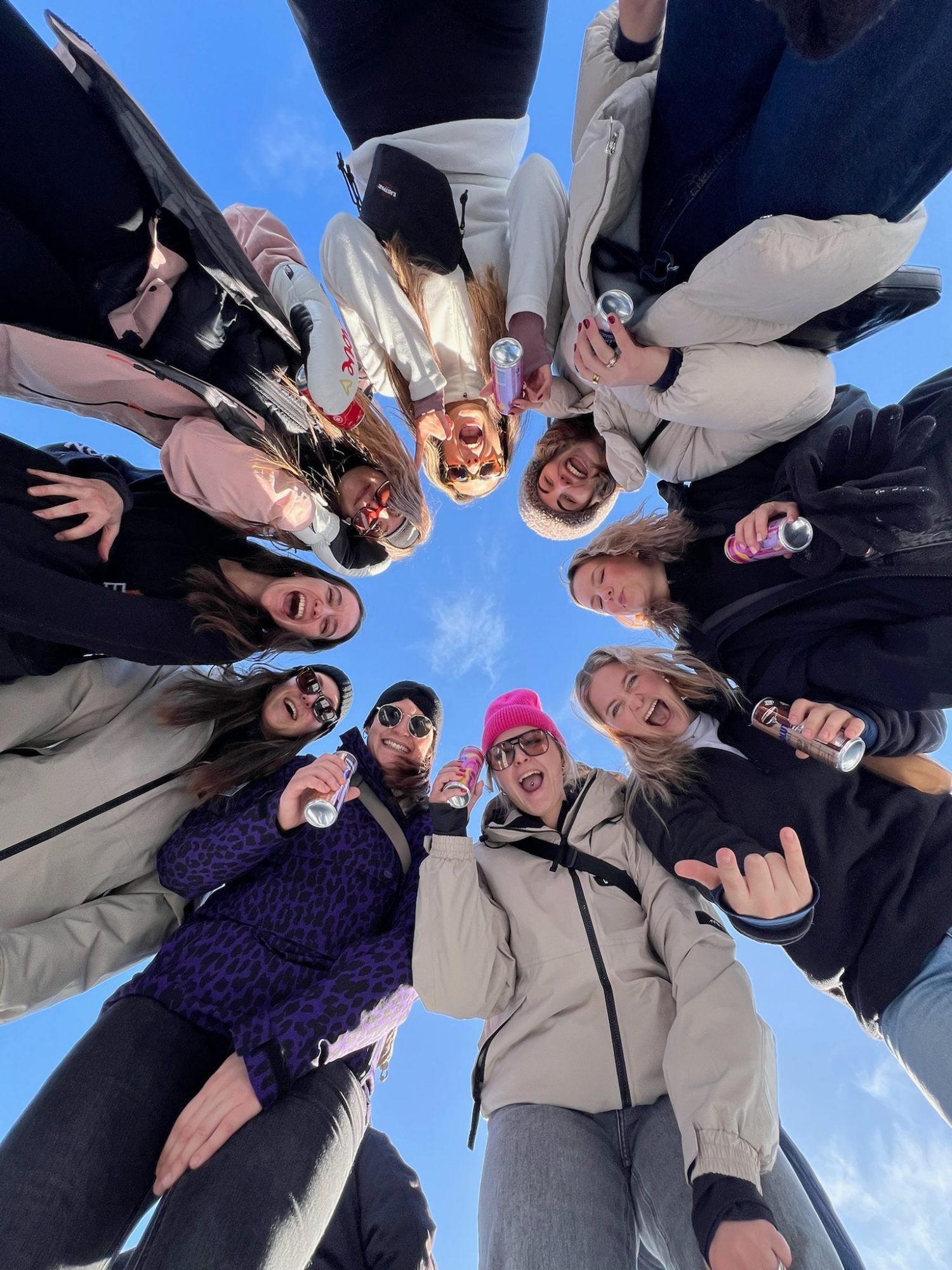 Jana, Nicole, Miriam, Ari, Tami, Fabienne, Colleen, Chiara und Lea gehen gern zusammen in die Berge.