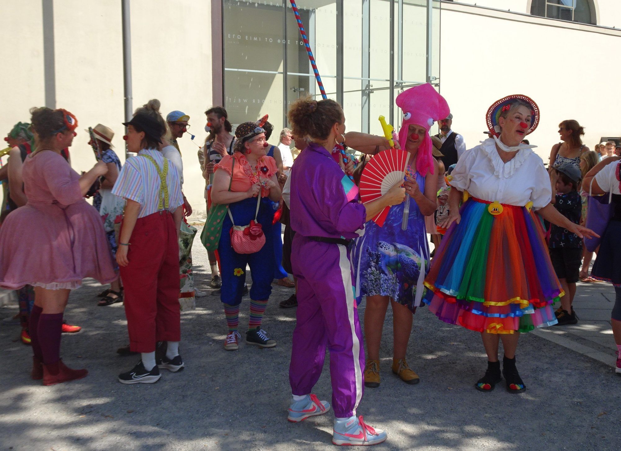 Für die Clowns wurde der Dornbirner Wochenmarkt zur ungewöhnlichen Bühne.