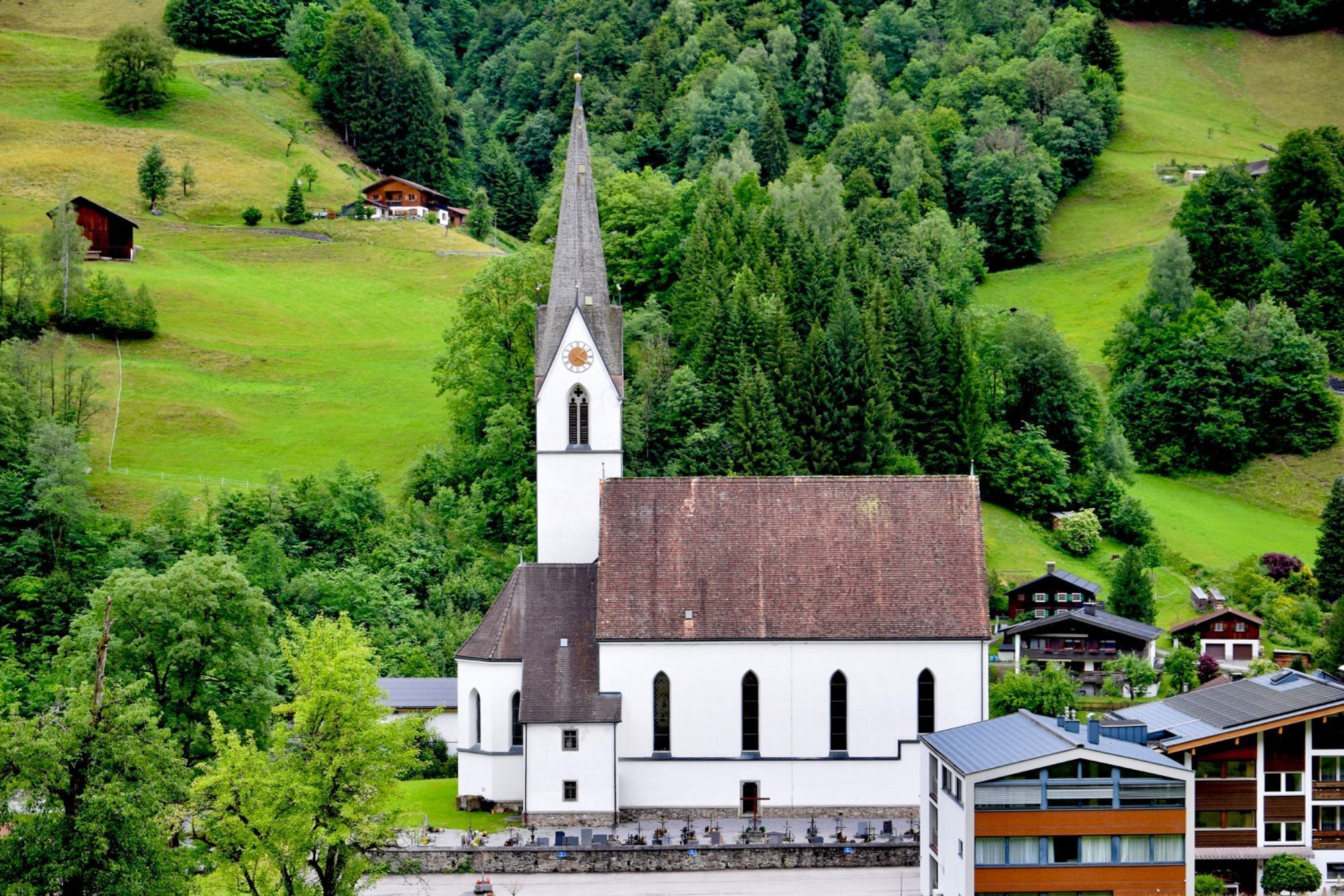 Außenaufnahmen der Pfarrkirche Silbertal (Juni 2026), Orgelpfeifen der Silbertaler Orgel während der Restaurierung in der Silbertaler Kirche (Juni 2026), .