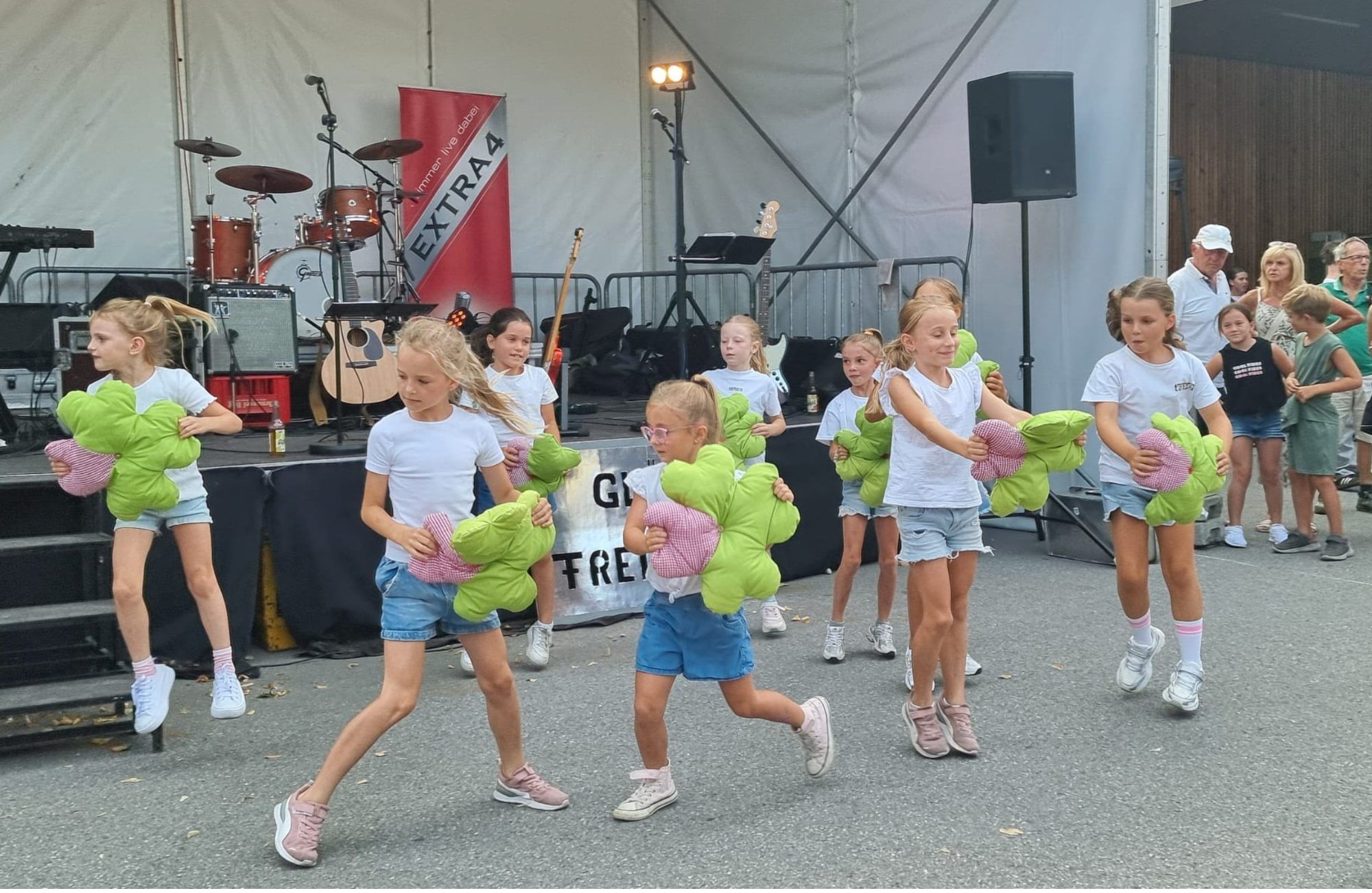 Die Tanzeck-Jugend begeisterte die vielen Käsklatsch-Gäste.