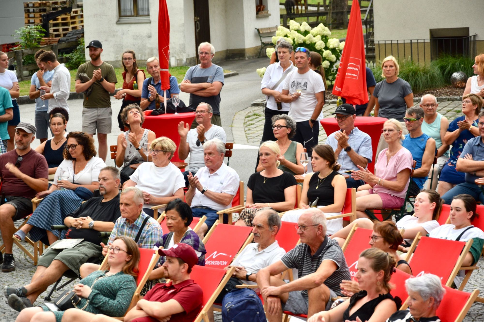 Auftritt der Landstraßen Musig mit Musikern aus Österreich und Südtirol, zu Beginn am Dorfplatz Lorüns, später wetterbedingt im Mehrzwecksaal der Gemeinde Lorüns