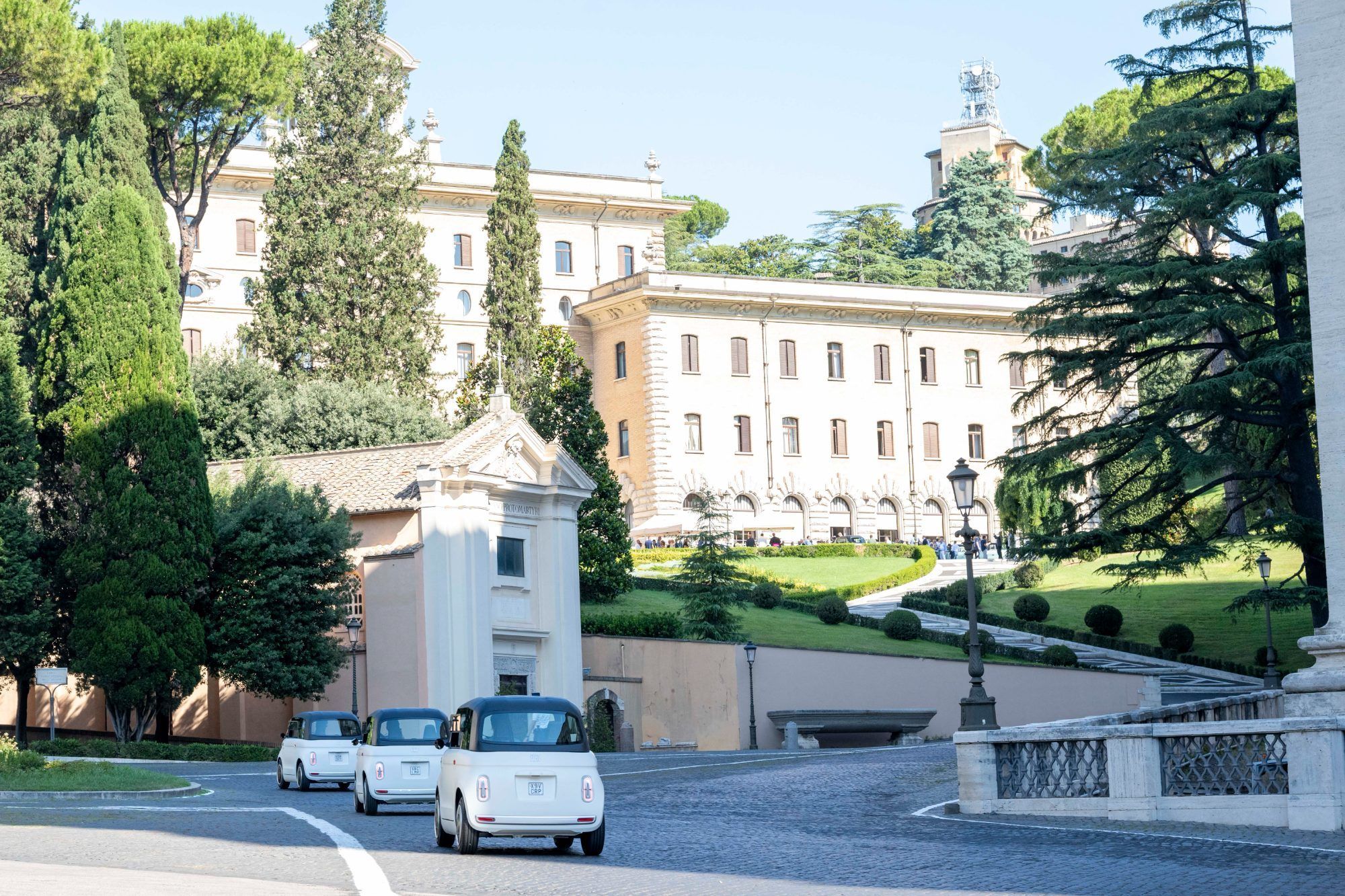 Topolino goes Vatican: Der Einzug der Micro-Cars in den Gottesstaat wird als durchaus weltliches Mediener-eignis gefeiert. Künftig dienen sie zur Erledigung der darin recht überschaubaren Wege