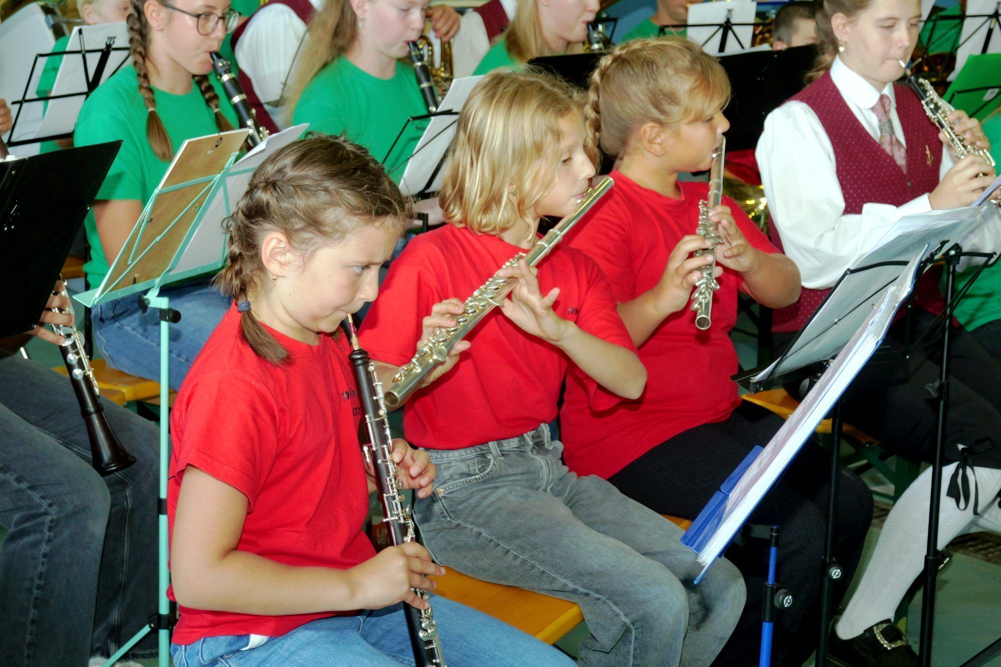 Mit sichtlicher Freude am Musizieren sorgten die Mini- und Jungmusikanten für einen gelungenen Konzertauftakt.
