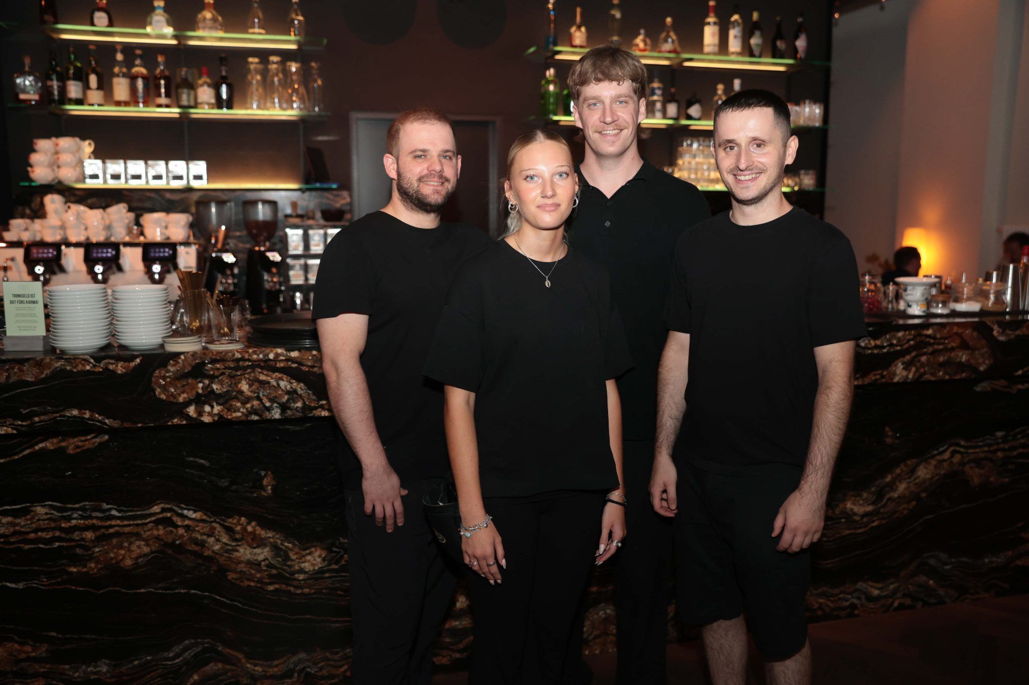 Das Servieteam: Nikota, Riana, Dardan und Jasper.