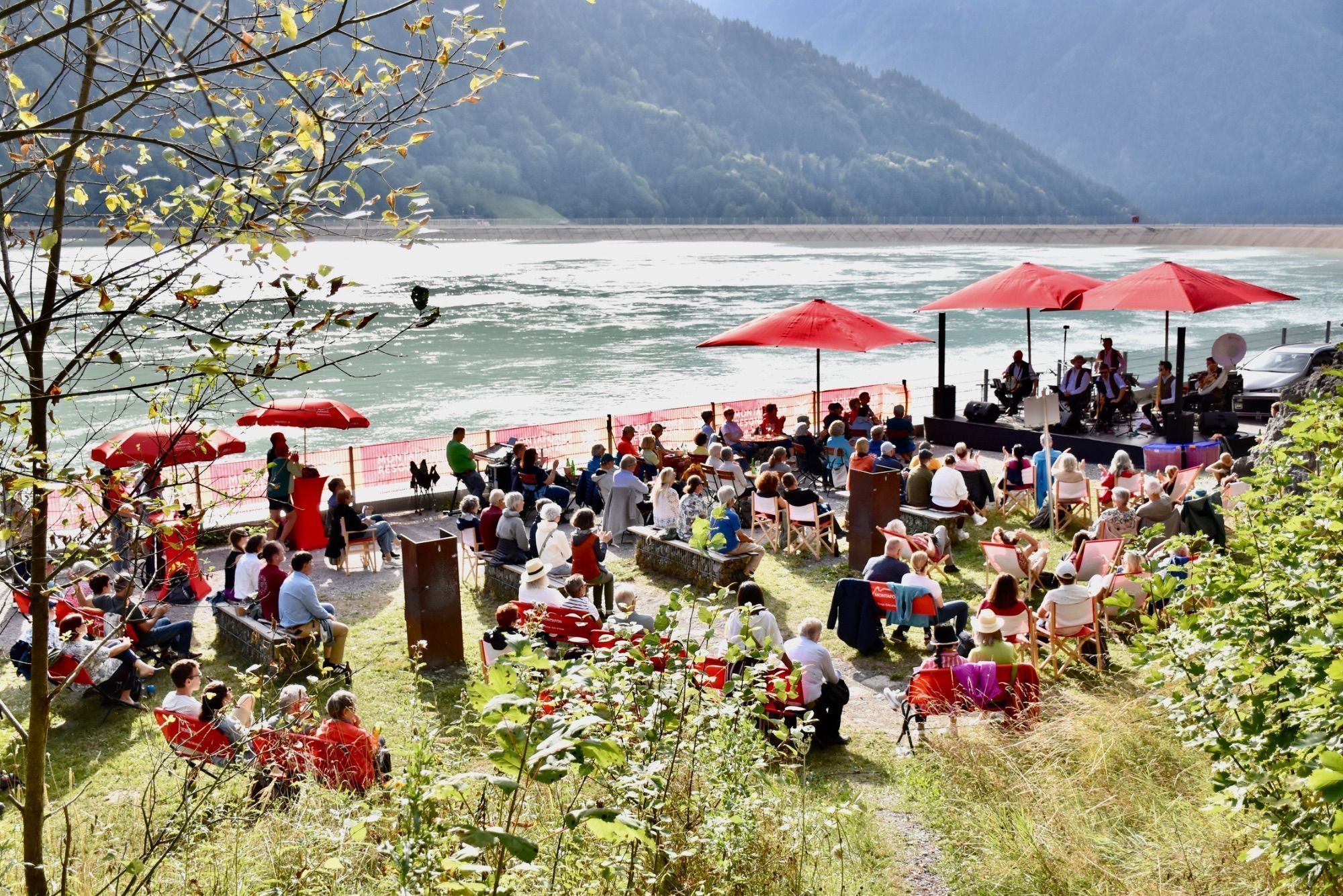 Auftritt des Vienna Dixie Collective am Stausee Latschau.