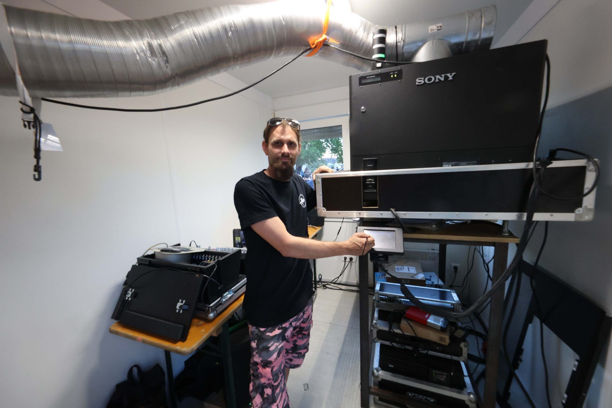 Christian Gehring im Technik-Container.