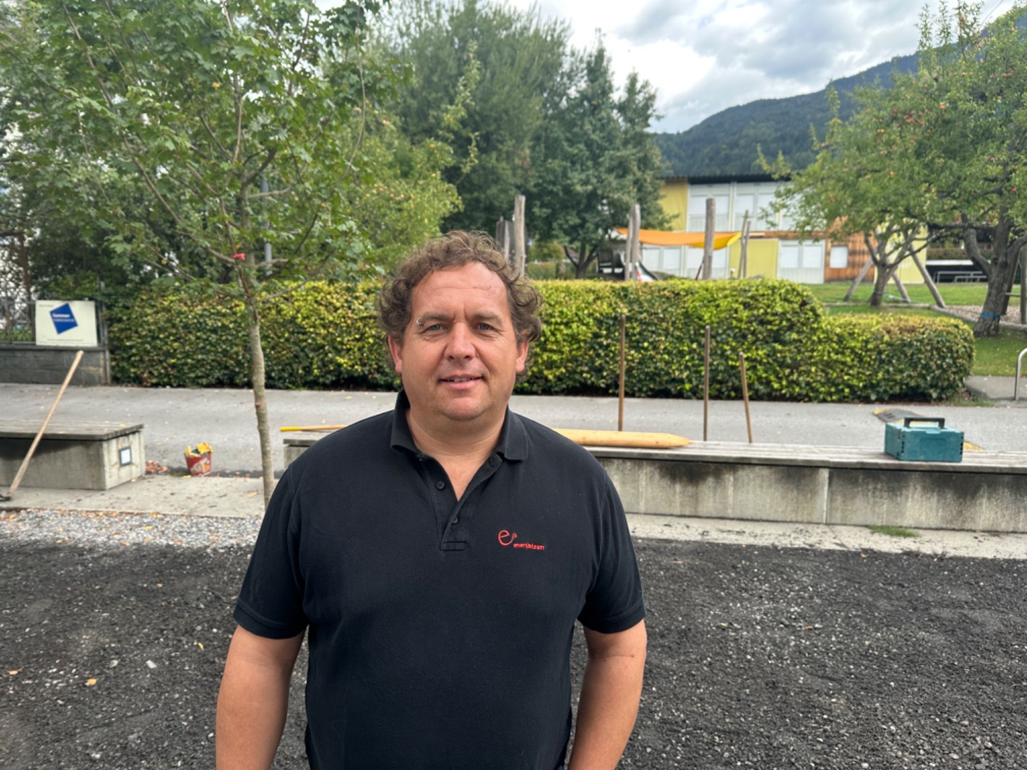 3) Andreas Dobler, Bürgermeister von Satteins: „Wir haben in der Gemeinde den Schwerpunkt Biodiversität. Blühflächen sind für uns wichtig sowie auch die Beschattung von Aufenthalts- und Verkehrsflächen. Die Entsiegelung des Volksschulhofs hat eine kühlende Wirkung, was insbesondere für die Kinder angenehm ist. Zugleich bleiben die Flächen begehbar, ein mehrfacher Nutzen.“