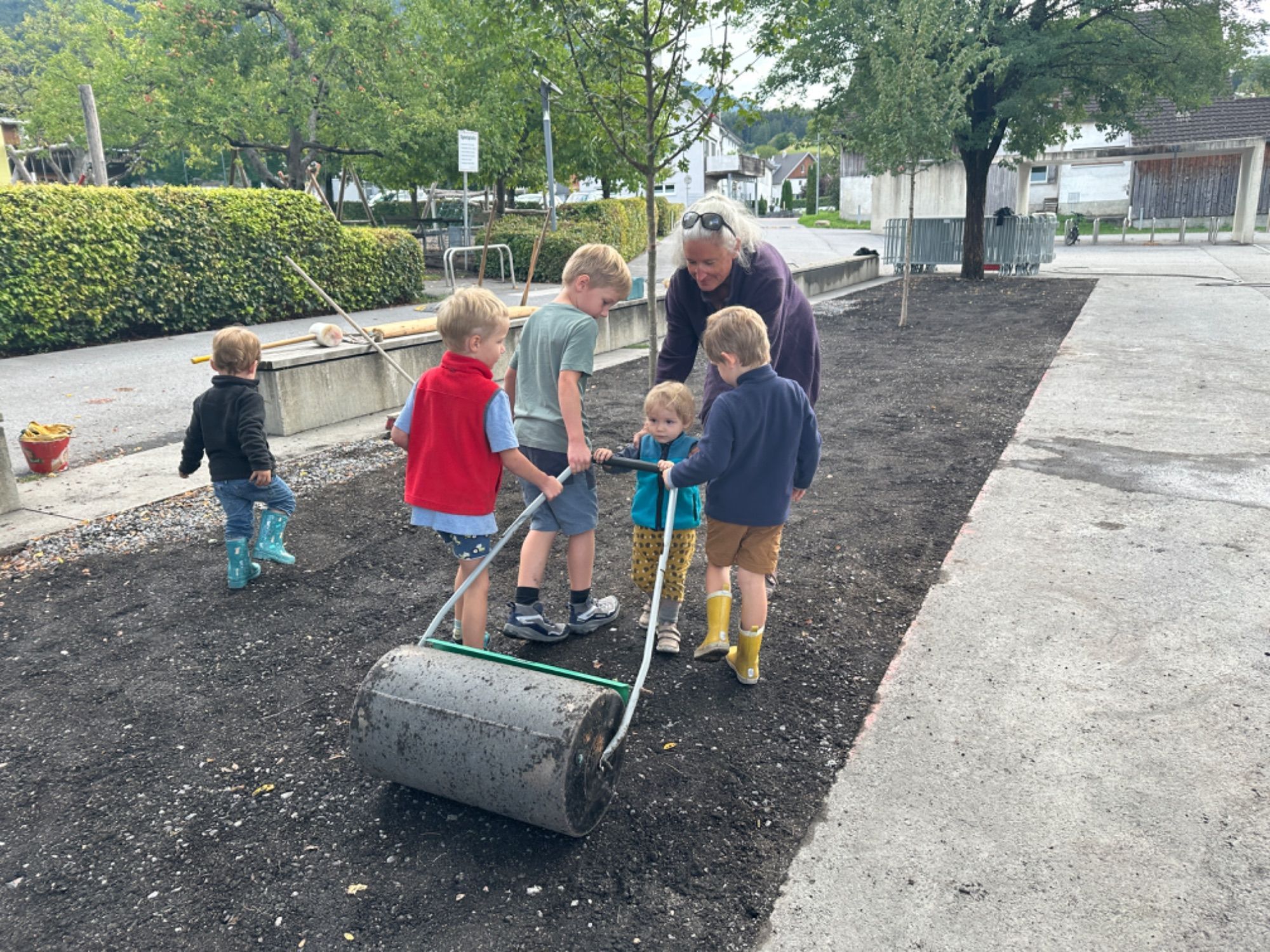 Selbst die Kinder halfen tatkräftig mit.