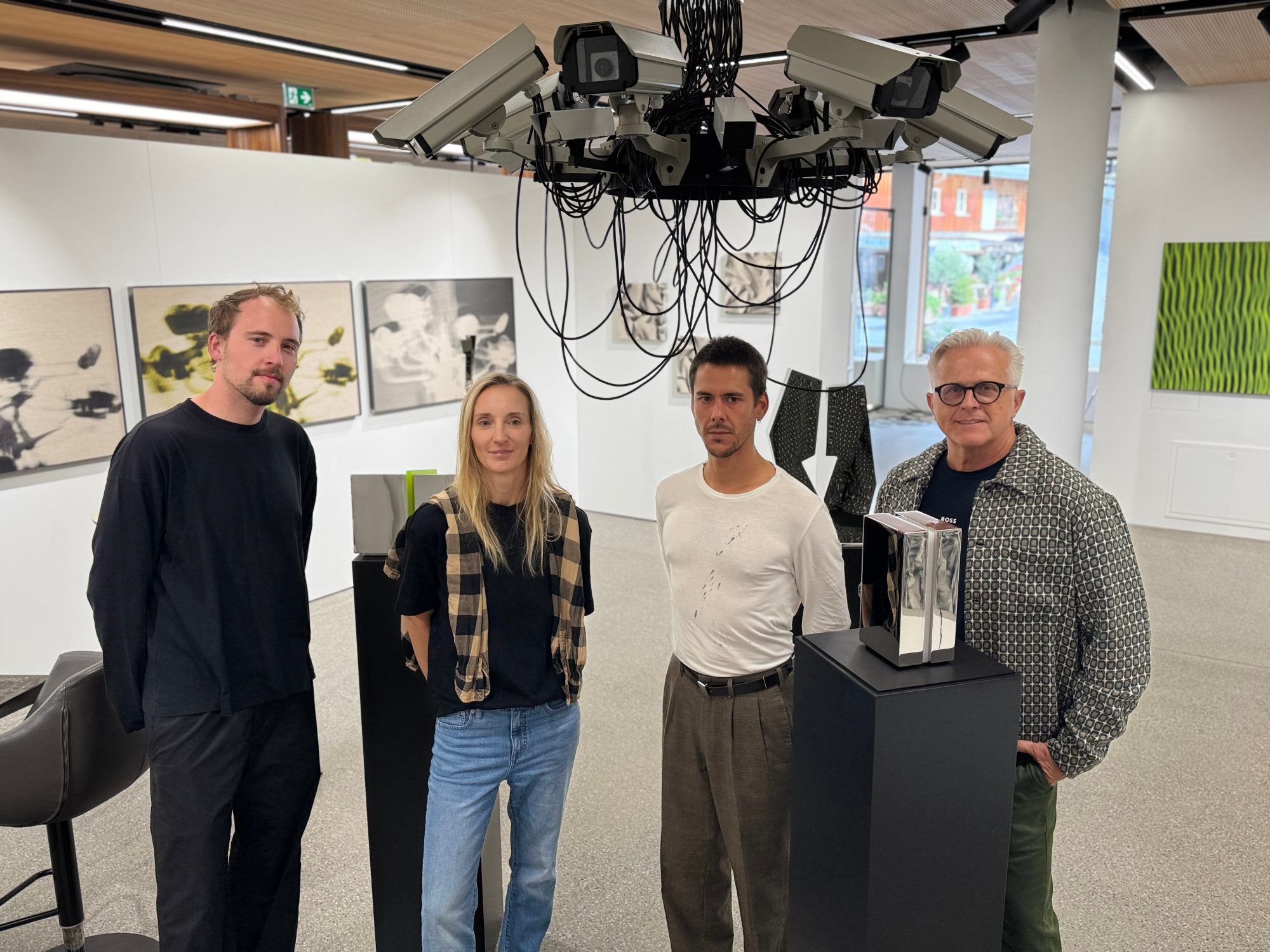 Constantin Vilsmeier, Addie Wagenknecht, Stark Alexander und Stefan Faas bei der Ausstellungseröffnung in Lech.