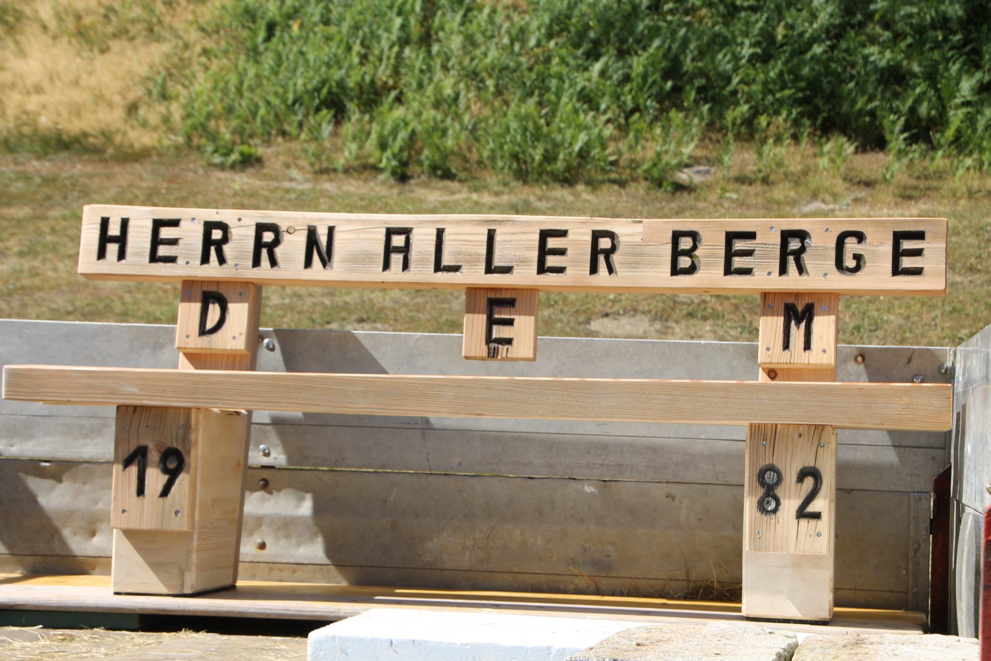 Fleißaufgabe: Das Altholz des vormaligen Bergkreuzes fand eine gelungene Verwendung.