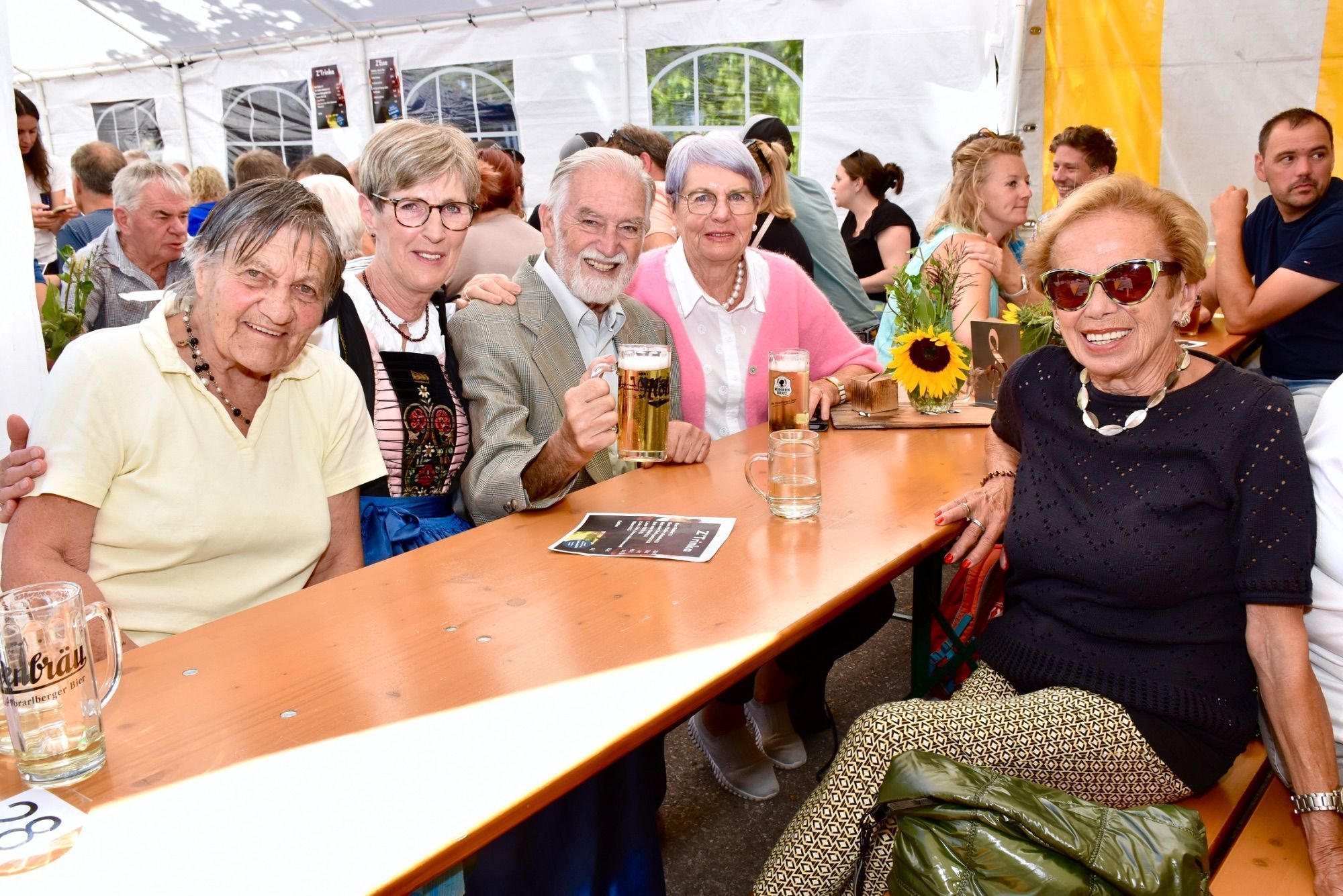 Festbesucher Gerda Mittermayr, Christa Battlogg, Erwin Mittermayr, Sieglinde Bernegger und Roswitha Wiltschi.