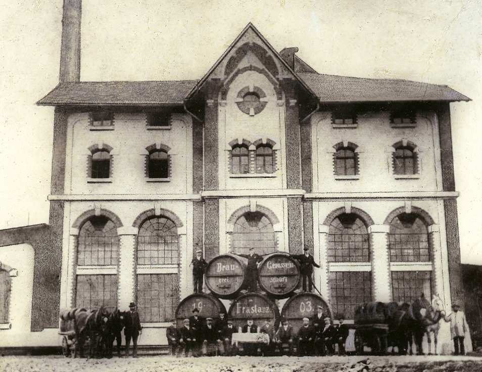 Bereits im Mai 1903 kann Braumeister Franz Wetzel unter der Leitung von Obmann Martin Reisch seinen ersten Sud brauen.