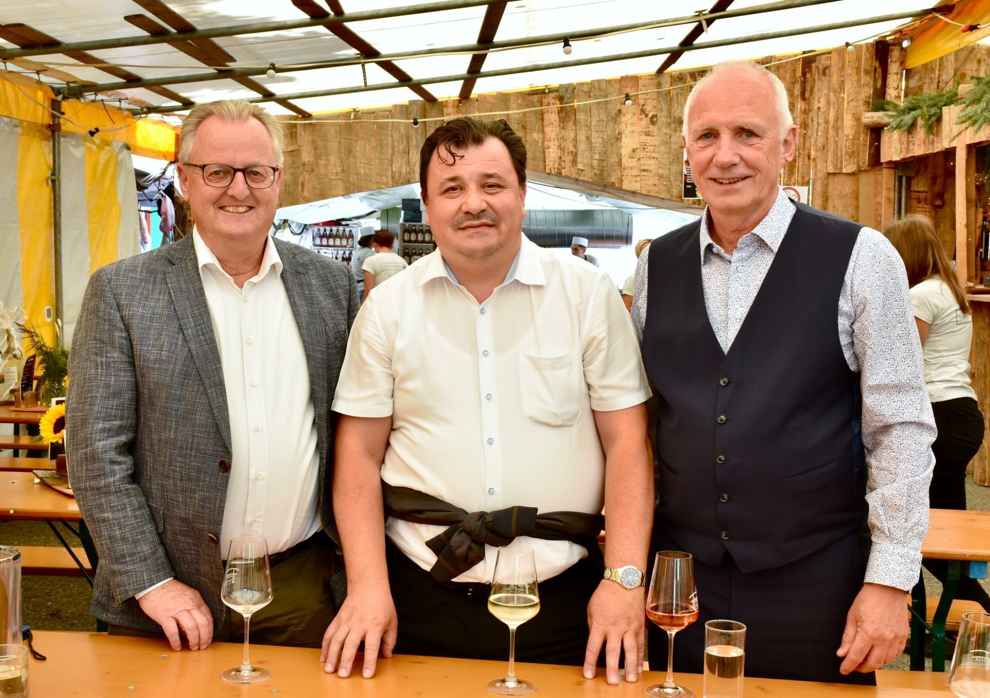 Festtagsstimmung am Bartholomäberg: Bürgermeister Martin Vallaster, Pfarrer Celestin Disca Lucaci und Kirchenchorleiter Johannes Pfefferkorn.