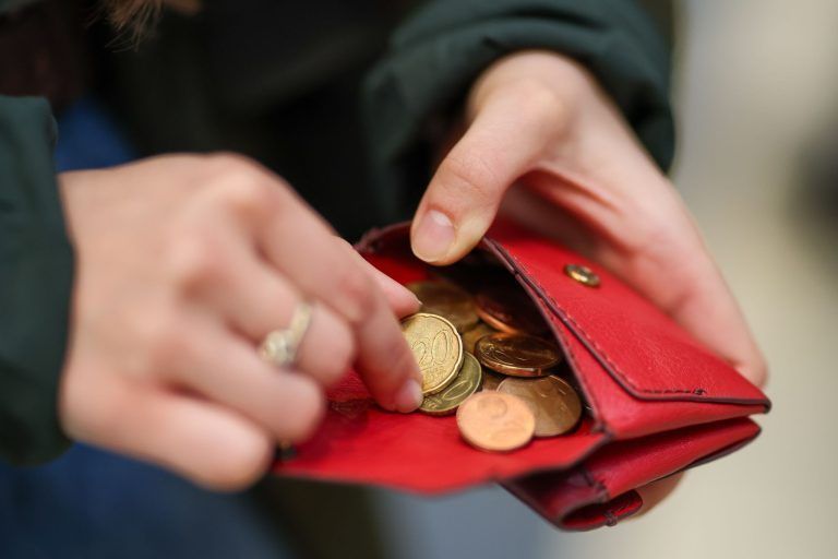 ABD0027_20260612 – LEIPZIG – DEUTSCHLAND: SYMBOLBILD – 12.03.2025, Sachsen, Leipzig: Eine Frau zhlt Mnzen aus einem roten Portemonnaie. (zu dpa: ÇTankrabatt drckt Inflation vorbergehendÈ) Foto: Jan Woitas/dpa +++ dpa-Bildfunk +++. – FOTO: APA/dpa/Jan Woitas