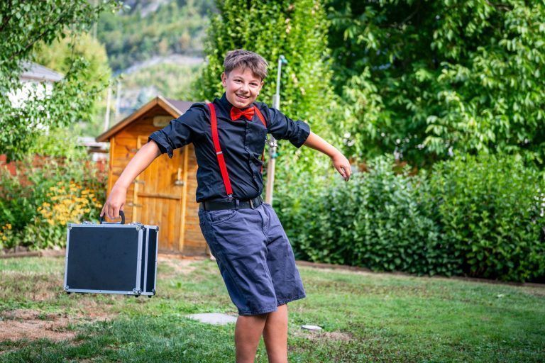 Skalpellklingen im Mund: Dieser 14-Jährige aus Stallehr sorgt für Gänsehaut