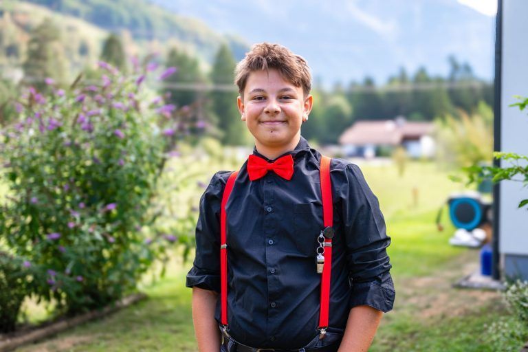 Skalpellklingen im Mund: Dieser 14-Jährige aus Stallehr sorgt für Gänsehaut
