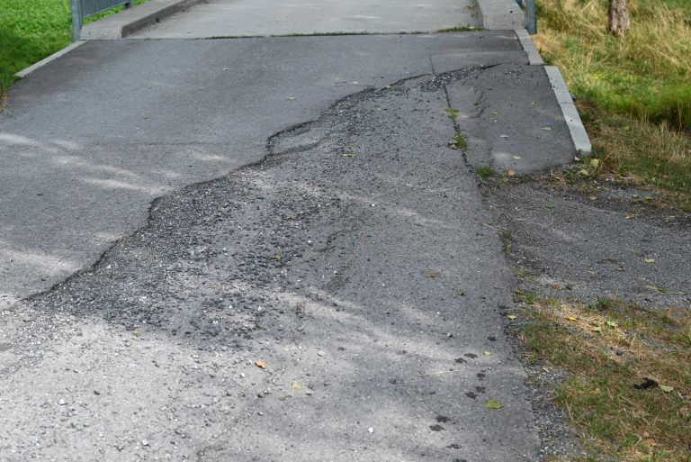 Die Trockenheit zerstört Straßen und Wäldchen