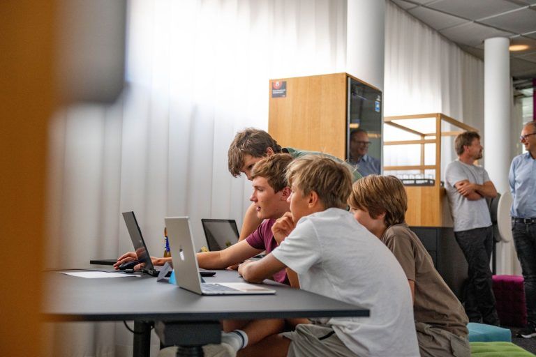"Coding sollte ein fixer Bestandteil der Ausbildung werden" – ein Ferienkurs der anderen Art