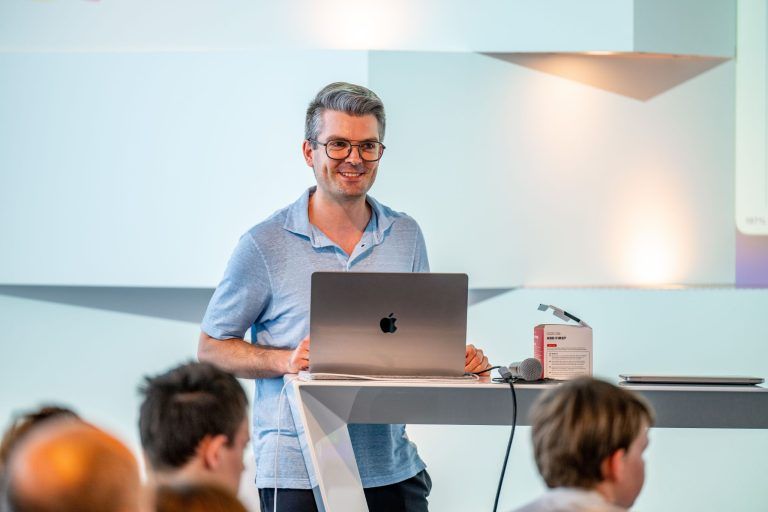 "Coding sollte ein fixer Bestandteil der Ausbildung werden" – ein Ferienkurs der anderen Art