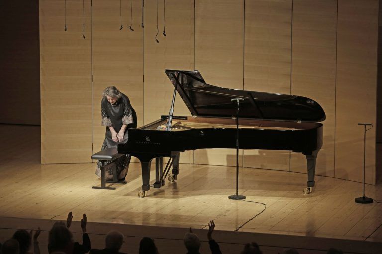 Eine Pianistin, die nicht nur spielt, sondern Schubert freilegt