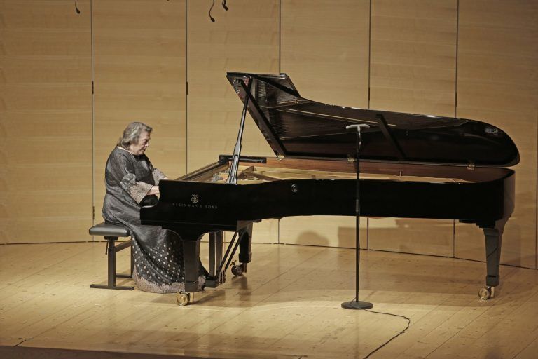 Eine Pianistin, die nicht nur spielt, sondern Schubert freilegt