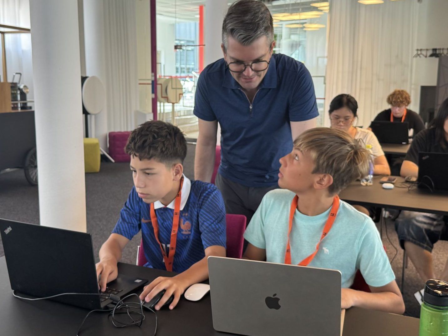 "Wir lernen die Zukunft" - Eintauchen in KI statt ins Schwimmbad beim Code Base Camp