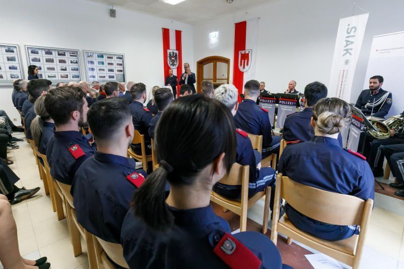 Stehen bei der Polizei bessere oder schlechtere Zeiten an? "Noch ist nichts in Stein gemeißelt"