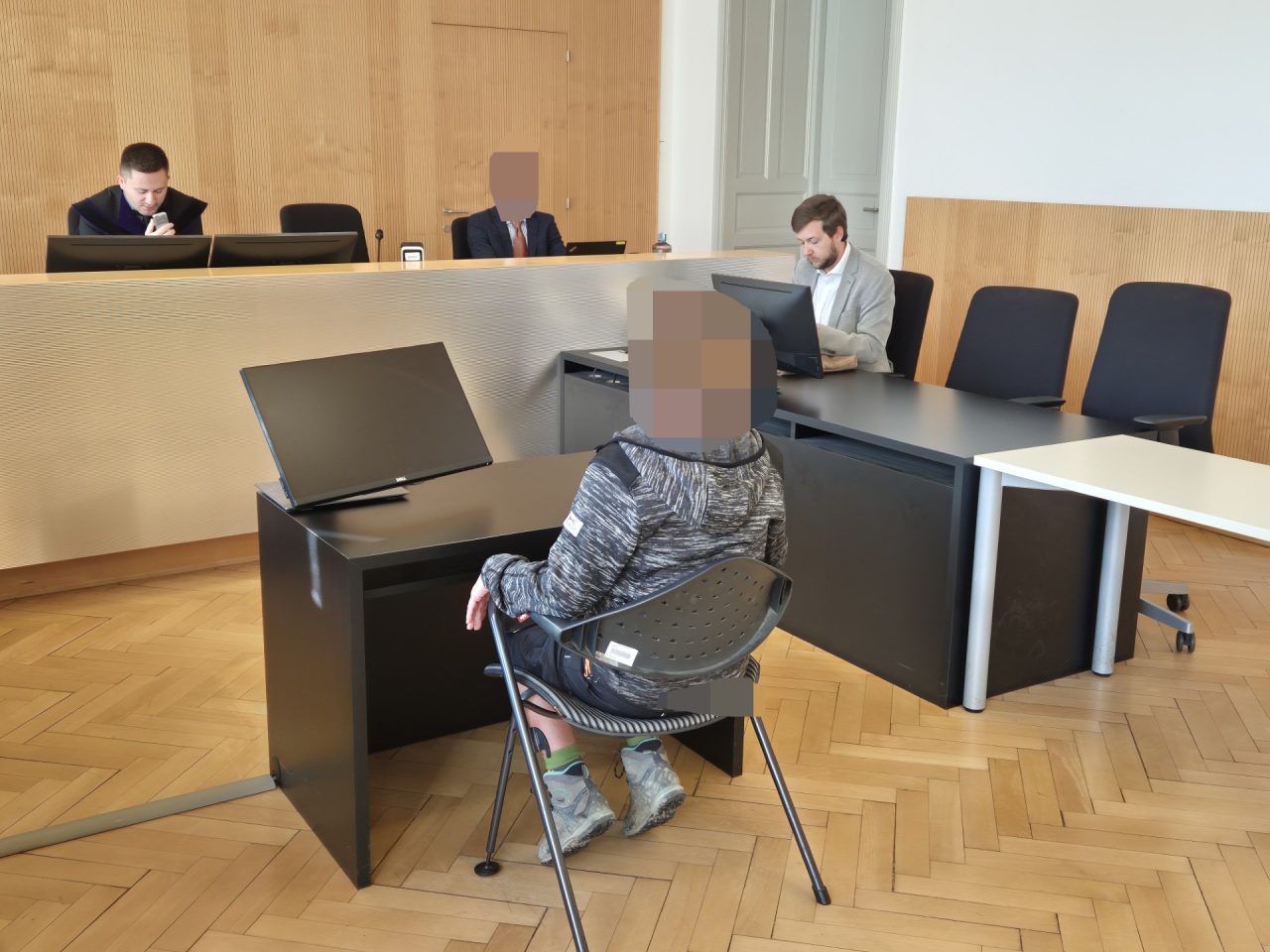 Frau zerschmetterte ihrem Freund drei Rippen