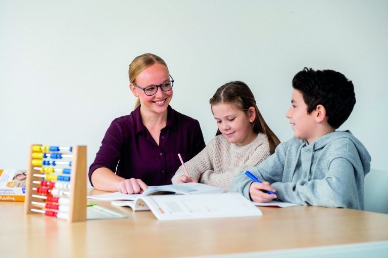 Schuelerhilfe_Lernsituation_mit_Lehrerin (002).jpg