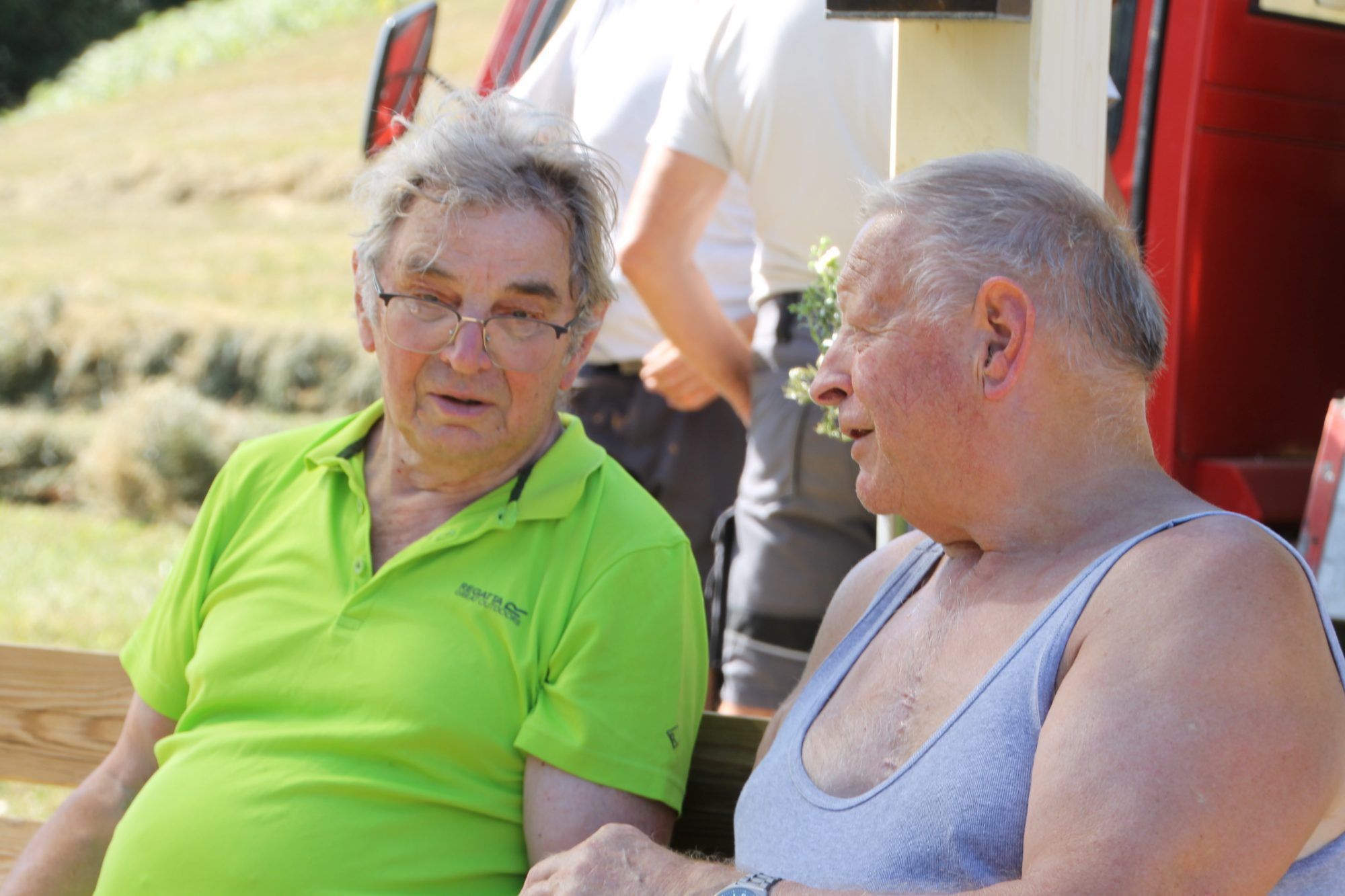 Berggespräche: Altbürgermeister und Dorfchronist Ewald Hopfner (li.) fachsimpelnd mit Eugen Flatz.