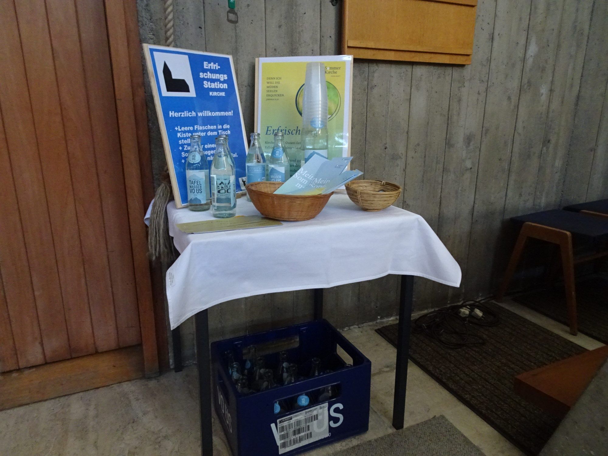Eine weitere Aktion in der Pfarre: Jeder kann gratis Mineralwasser in der Kirche trinken.