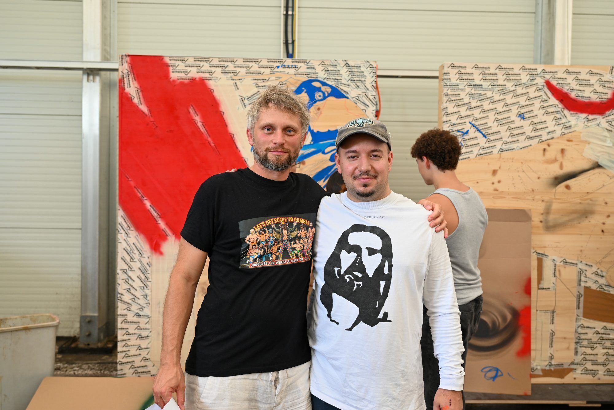 Schauspieler Sascha Jähnert und Street Art Künstler Domingo Mattle leiteten den Workshop mit den Jugendlichen.