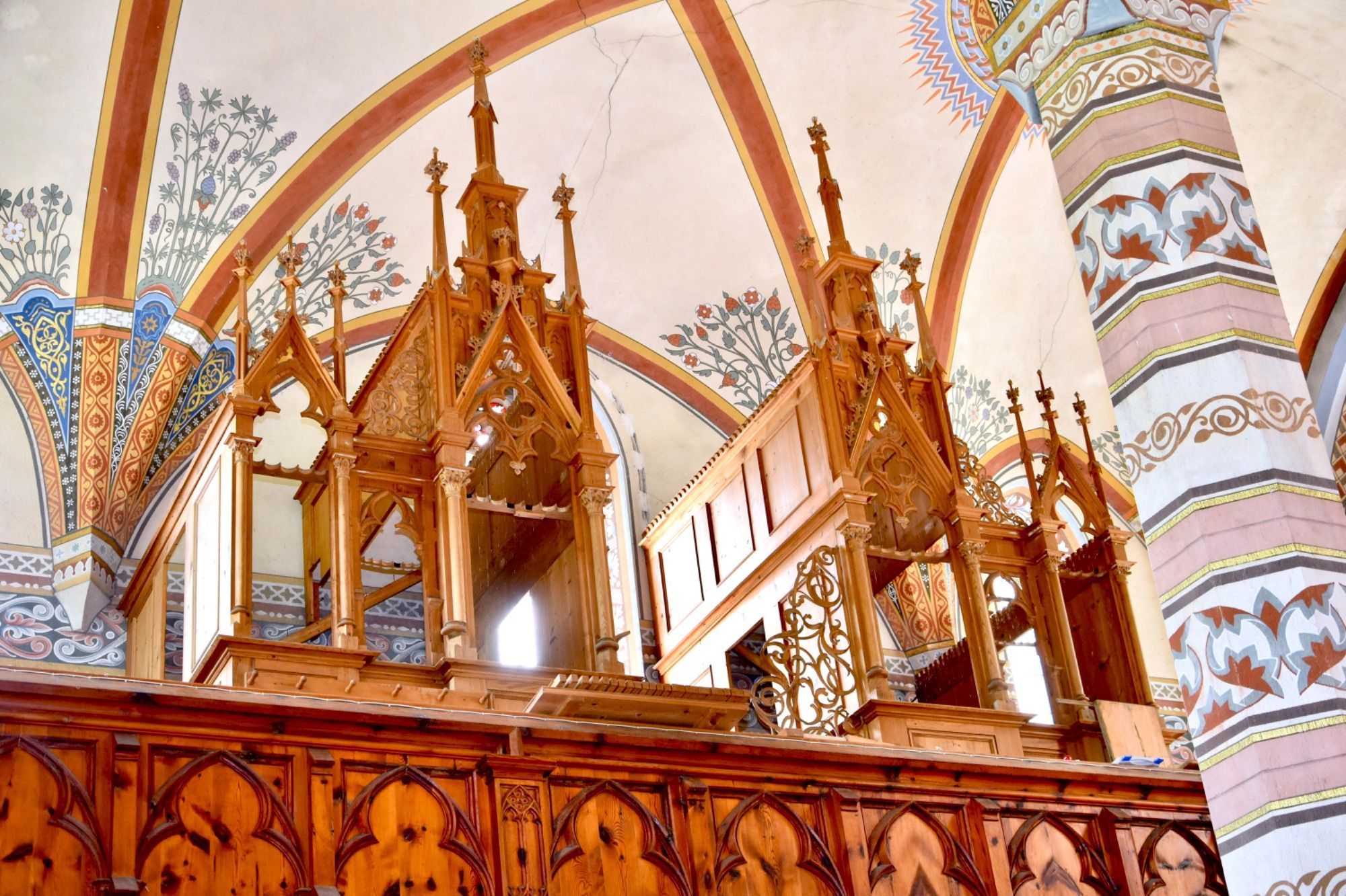 Außenaufnahmen der Pfarrkirche Silbertal (Juni 2026), Orgelpfeifen der Silbertaler Orgel während der Restaurierung in der Silbertaler Kirche (Juni 2026), .