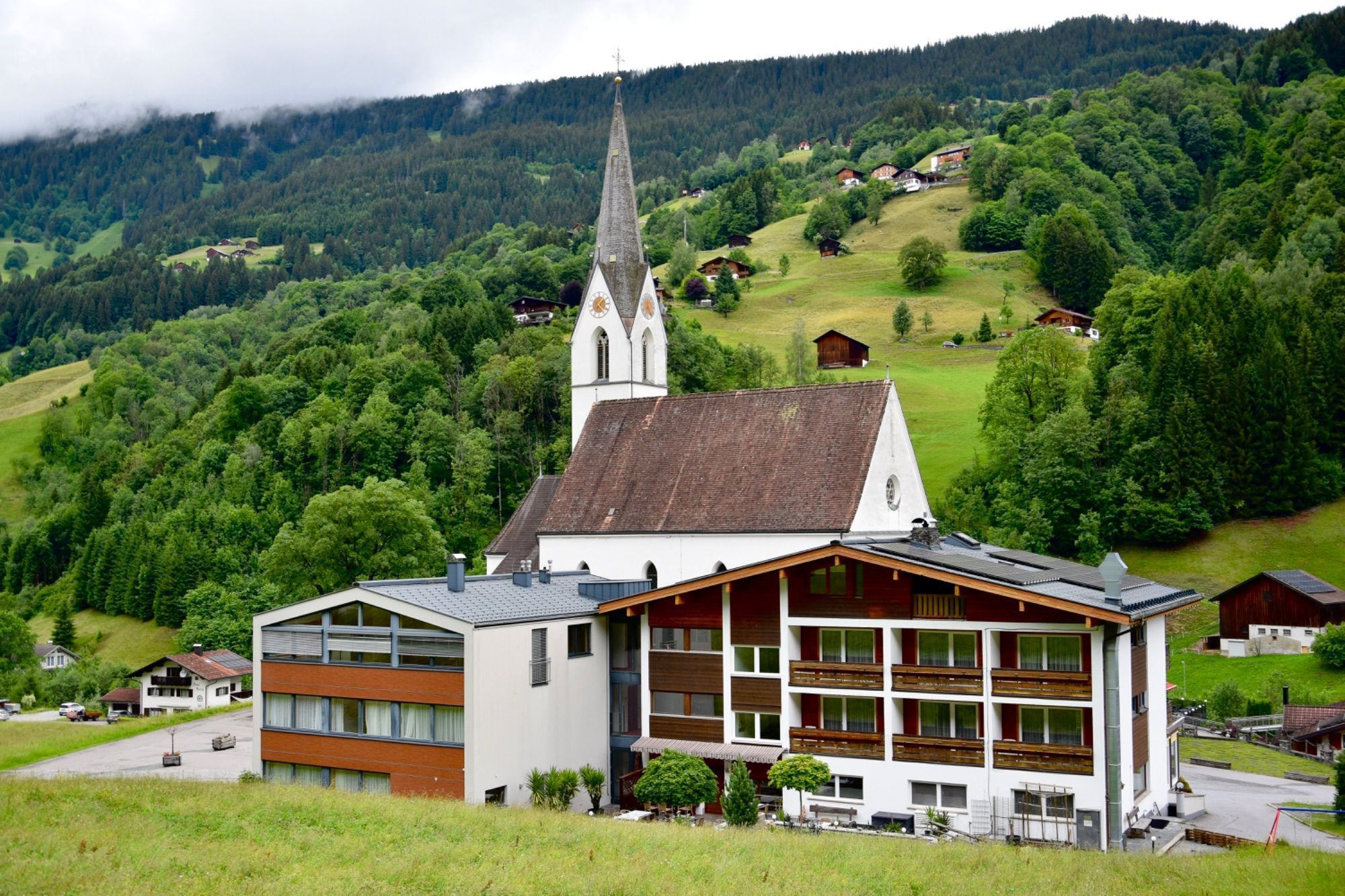 Außenaufnahmen der Pfarrkirche Silbertal (Juni 2026), Orgelpfeifen der Silbertaler Orgel während der Restaurierung in der Silbertaler Kirche (Juni 2026), .