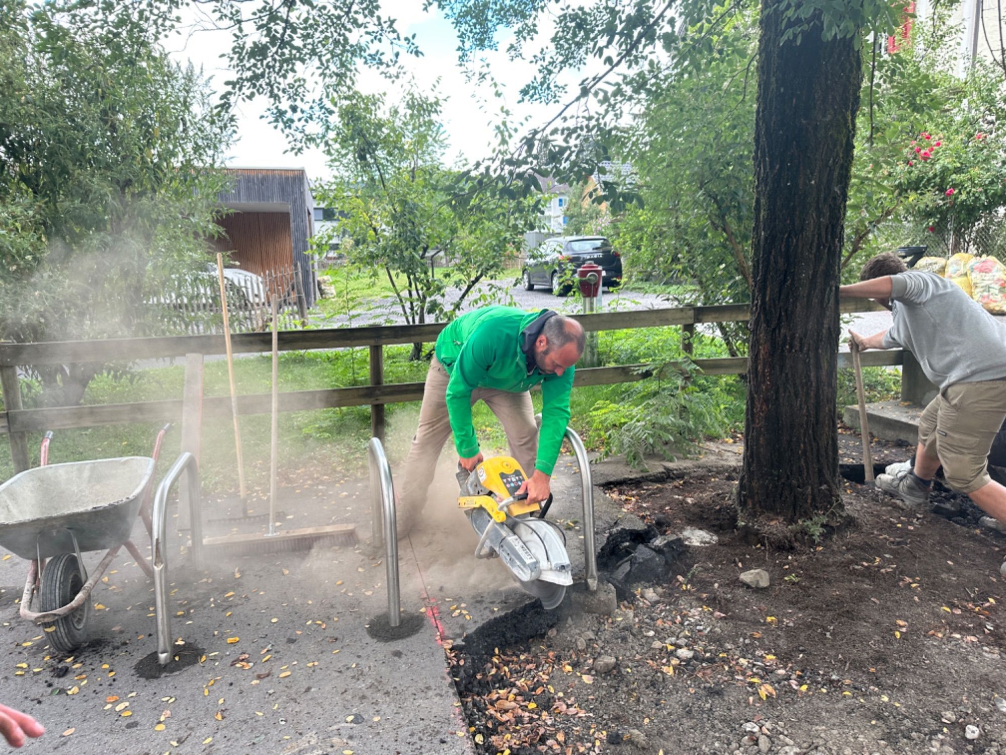 Mit dem Trennschleifer wurde der bestehende Asphalt fachgerecht entfernt.