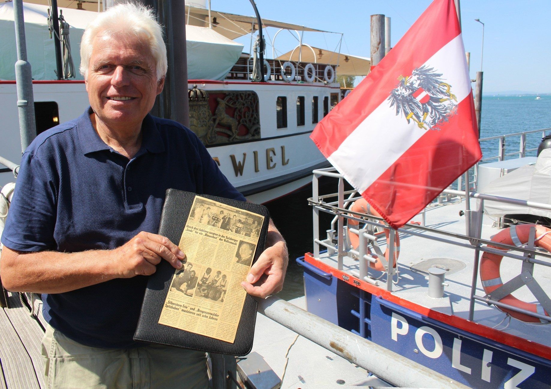 Vor Hohentwiel und Polizeiboot schwelgte Wilfried Schneider in Erinnerungen und präsentierte u. a. VN-Berichte über das 10-Jahr-Jubiläum des Silberstern-Trios vor fast 40 Jahren. Später widmete er dem Dampfer die „Hohentwiel-Hymne“. PETER STRAUSS   
