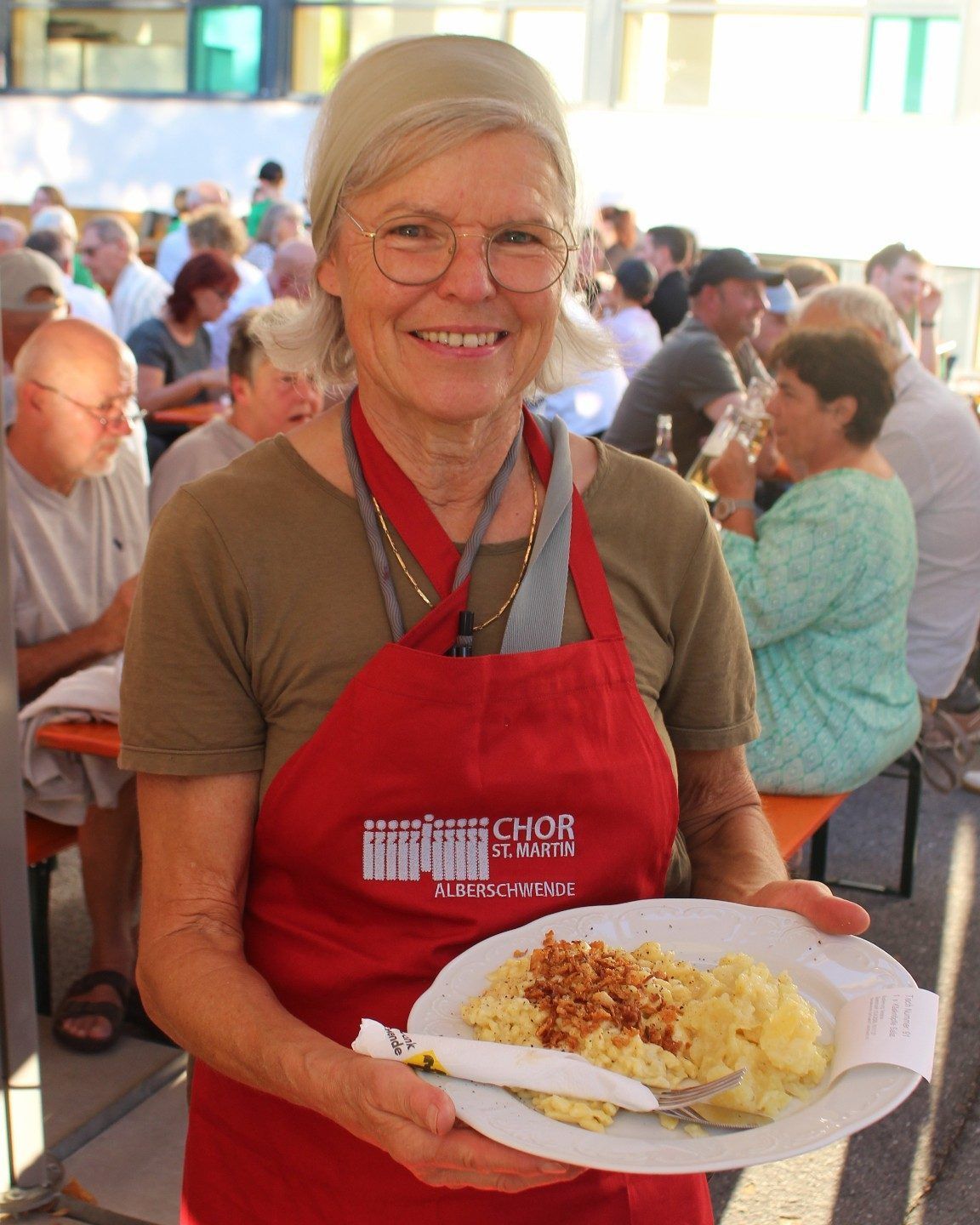 Ehrensache, dass auch die frühere Bürgermeisterin Angelika Schwarzmann das Servicepersonal unterstützte.