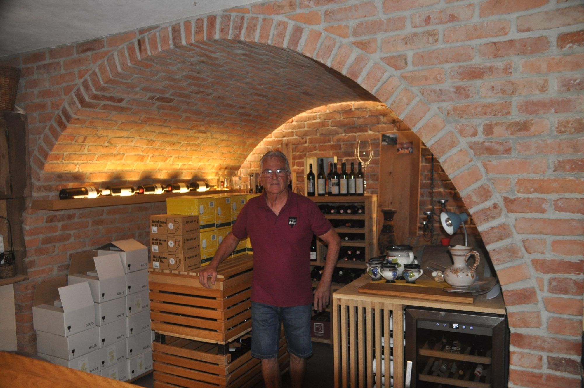 Robert Gohm in seinem Weinkeller