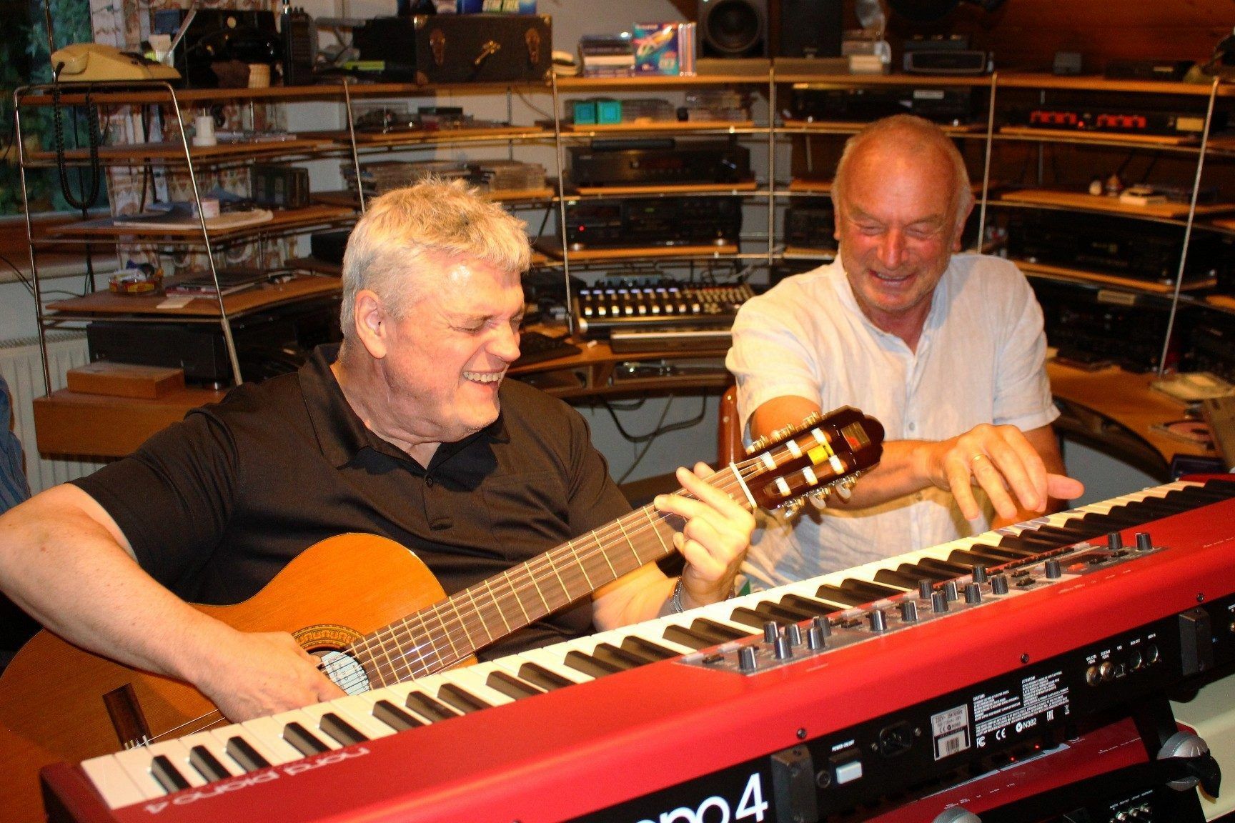 Ist da eine musikalische Sensation im Entstehen? Ein neues Traumduo Nußschnur & Zündbaumer? Und dann noch George an der Gitarre und Ulli am Keyboard? PETER STRAUSS
