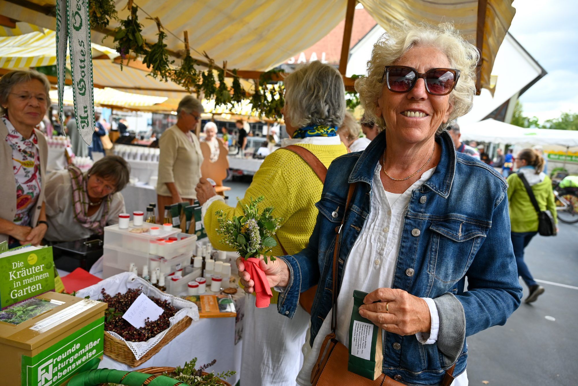Besucherin Ingrid Bösch kam unter anderem wegen der geweihten Kräutersträußchen vom Kräutergarten Lustenau.